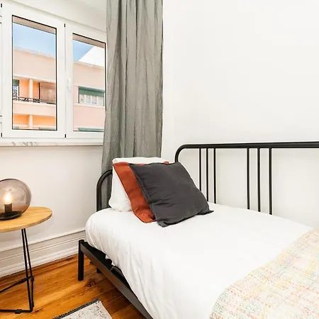 Charming And Bright Near Campo Pequeno Apartment