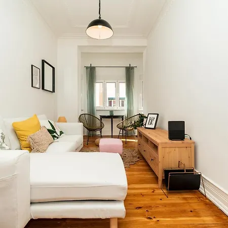 Charming And Bright Near Campo Pequeno 리스본